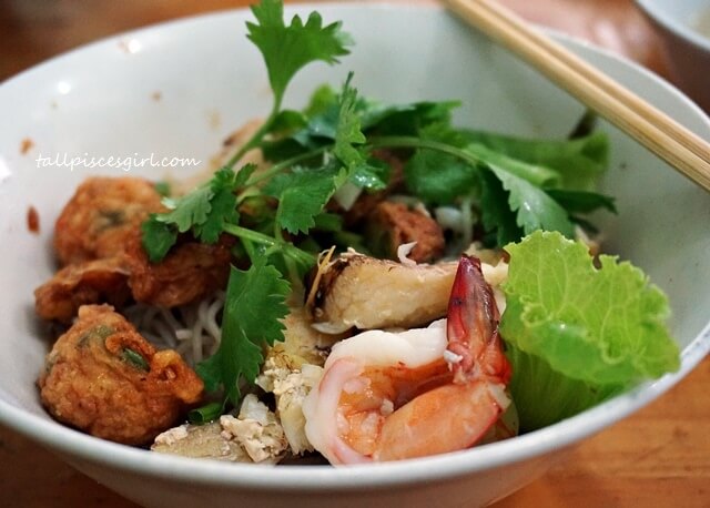 Bakmie Hock Seng - Accompanied by abundance of seafood ingredients