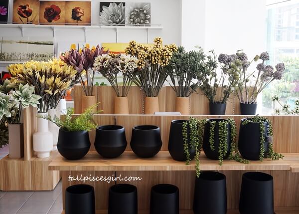 Artificial flowers in minimalist vases to beautify your space