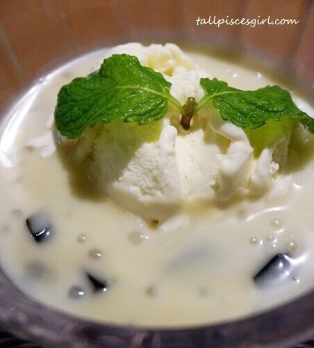 Fresh Durian Ice Cream with Coconut Milk (Price: RM 21.90)