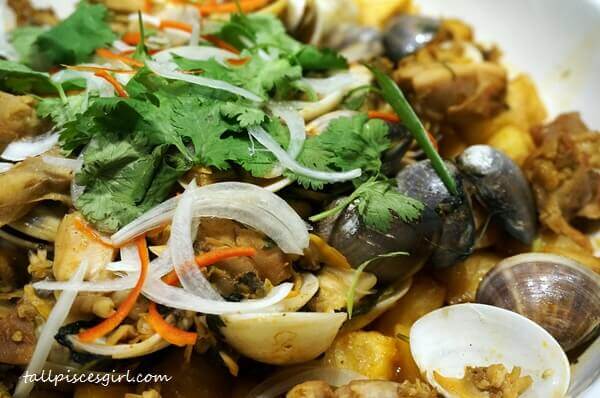 Sauteed Chicken Leg Slices with Clam and Pickle with Potato